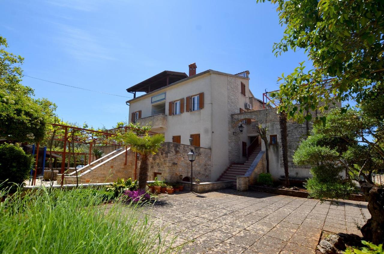 Galant Apartments Ровінь Екстер'єр фото