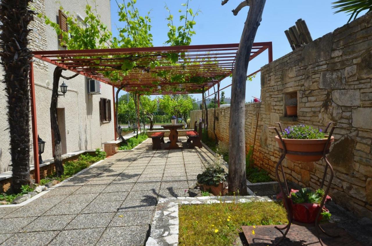 Galant Apartments Ровінь Екстер'єр фото