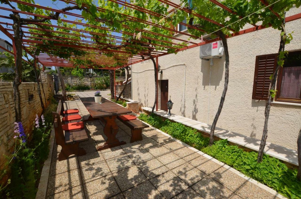 Galant Apartments Ровінь Екстер'єр фото